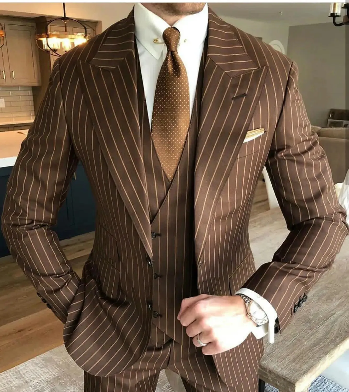 Aidase Brown Pinstripe Wedding Tuxedos Two Buttom Peaked Lapel Groom Wear Formal Business Party Prom Best Men Blazer Suit 3 pieces